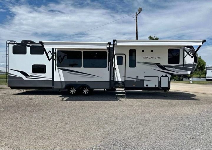 2021 Keystone Avalanche 390DS